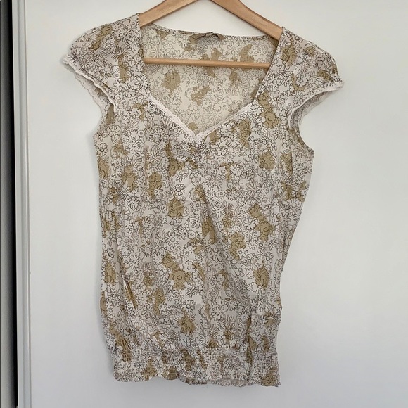 ⭐️3/$30 - Flowery top - Picture 1 of 5